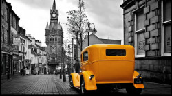 Tablou modular, Mașină retro galbenă într-un oraș alb-negru