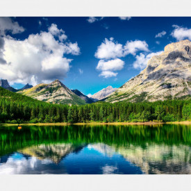 Fototapet, Un lac în padure pe fundalul unui peisaj montan