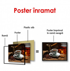 Poster, O ceașcă și o râșniță de cafea pe masă