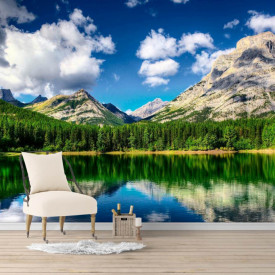 Fototapet, Un lac în padure pe fundalul unui peisaj montan