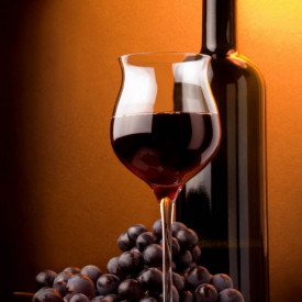Poster, Un pahar și o sticlă de vin pe un fundal maro