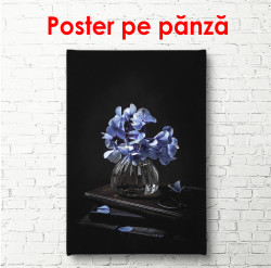 Tablou, Vaza cu flori albastre pe un fundal întunecat
