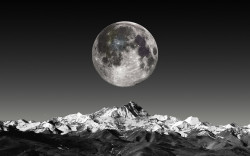 Fototapet, Peisajul alb-negru cu luna peste munți