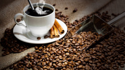 Poster, Boabe de cafea și o ceașcă de cafea fierbinte