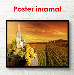 Poster, Sticlă de vin cu struguri în podgorie la apusul soarelui