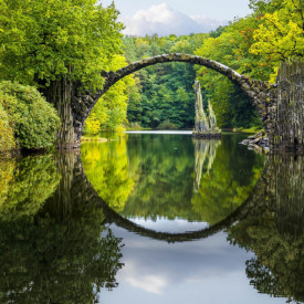 Fototapet, Peisajul cu un pod de-a lungul lacului și copaci