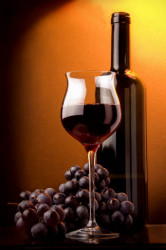 Poster, Un pahar și o sticlă de vin pe un fundal maro