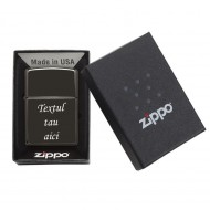 Bricheta ZIPPO neagra gravata personalizata cu textul tau