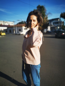 Bluza Printre cuvinte sunt fapte