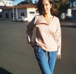 Bluza Printre cuvinte sunt fapte
