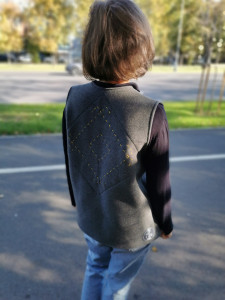 Vesta Cusută cu un motiv EA