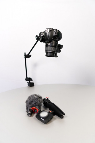 Manfrotto brat articulat cu adaptor camera si menghina