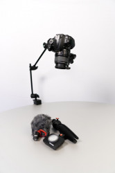 Manfrotto brat articulat cu adaptor camera si menghina