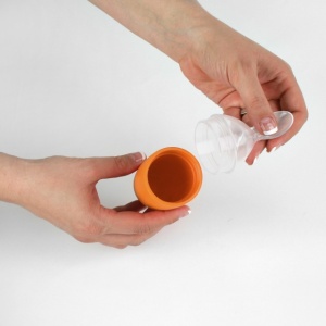 PACHET PROMO - Lingurita SQUIRT cu rezervor culoare portocaliu + CATCH BOWL - castron cu sistem antistropire albastru+ verde