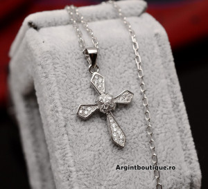 Lantisor Finut Din Argint Si Cruciulita Arg140