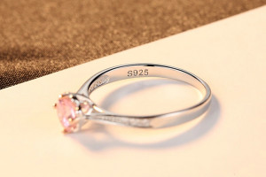 Inel romantic de logodna din argint cu zirconiu roz cod ARG305A