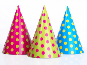 Coifuri de petrecere colorate cu buline din carton 16cm , 6 buc / set
