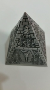 PIRAMIDE din antimoniu cu simboluri de protectie