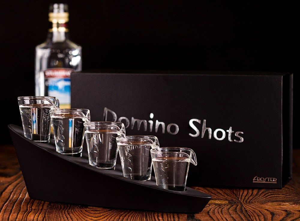 Domino Shots Deluxe - Set de 5 pahare shot pe suport in cascada cu lumini LED