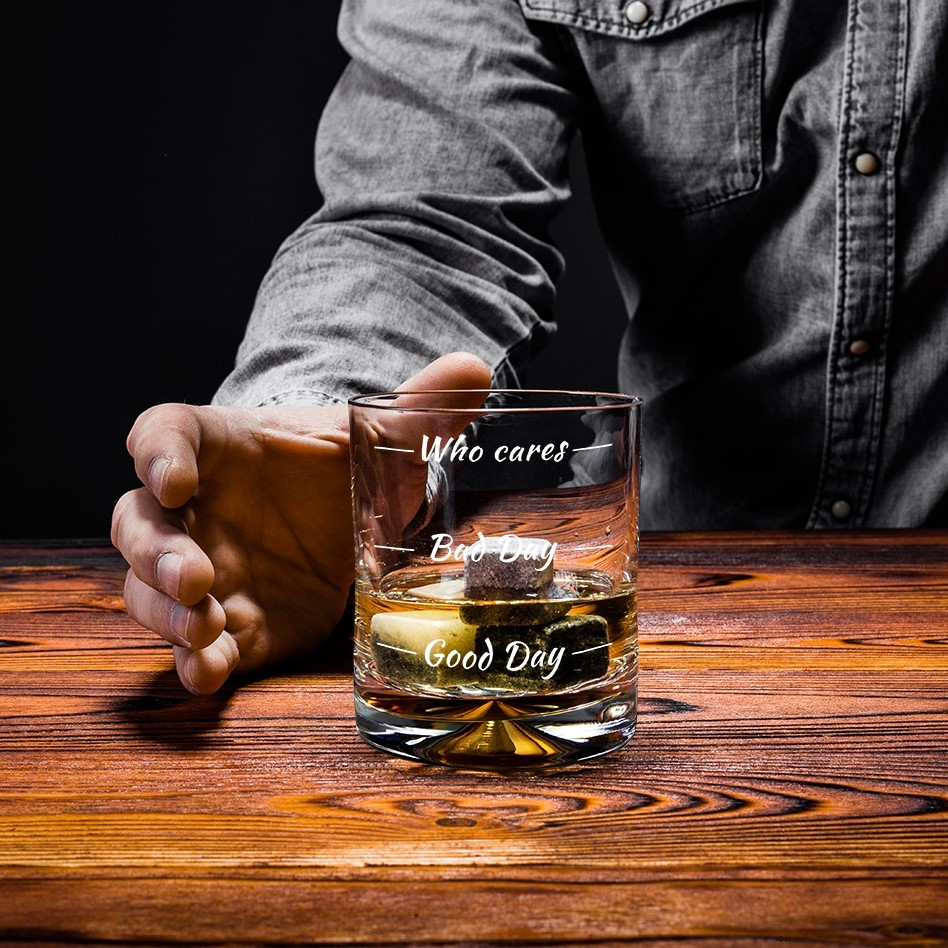 Setul iubitorului de whisky - 2 pahare de whisky Who Cares si pietre de racire in carcasa Elegance