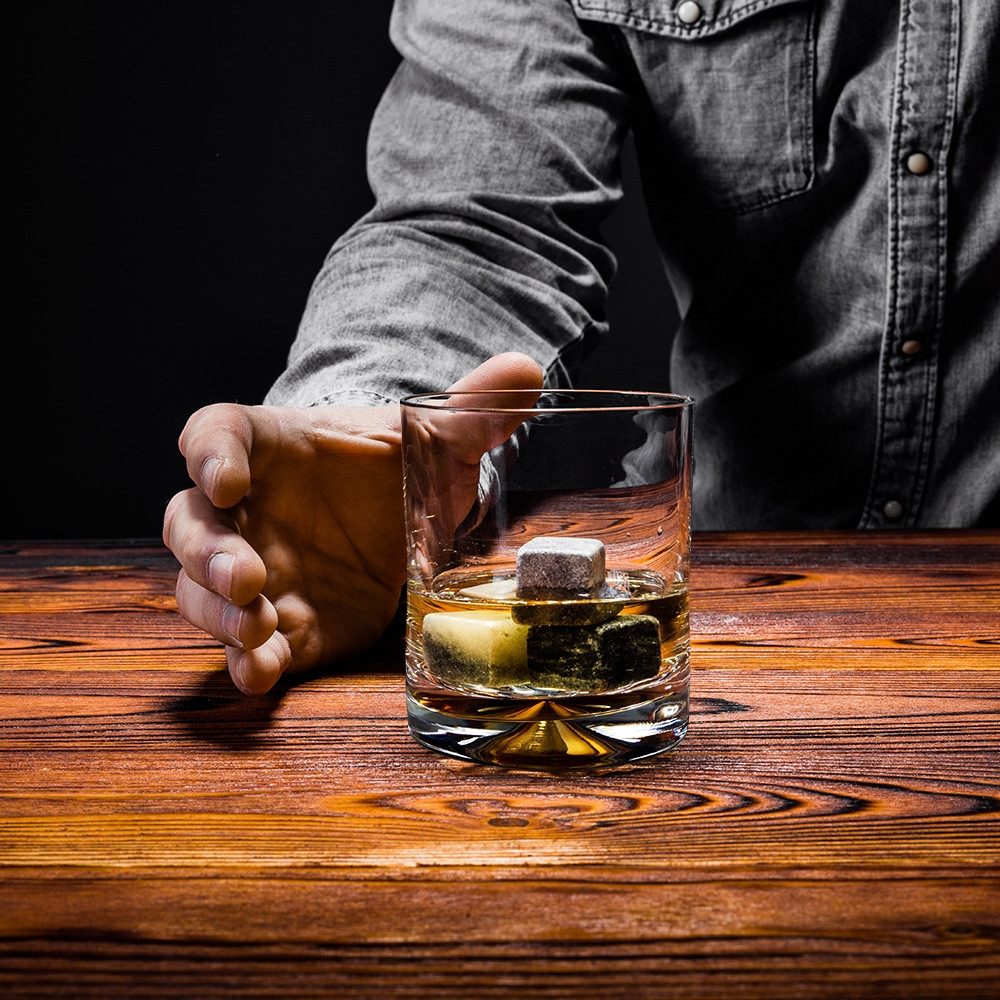 Setul iubitorului de Whisky - 2 pahare de whisky si pietre de racire in carcasa Elegance