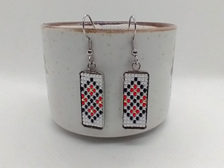 Cercei-martisor inox cu margele cusute manual Dar cu dor - motiv traditional romburi ingemanate rosu alb negru