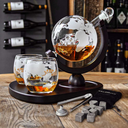 Set complet whisky Decantor Deluxe Glob Pamantesc si doua pahare, cu tavita de servire