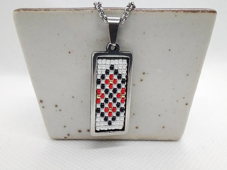 Pandantiv din inox cu margele cusute manual Dar cu dor - motiv traditional romburi ingemanate rosu alb negru