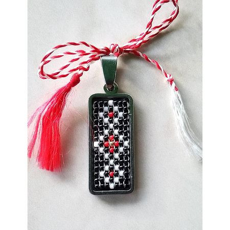 Pandantiv din inox cu margele tesute manual - motiv traditional negru si rosu