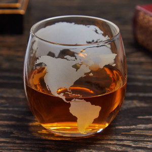 Set complet whisky Decantor Deluxe Glob Pamantesc si doua pahare, cu tavita de servire