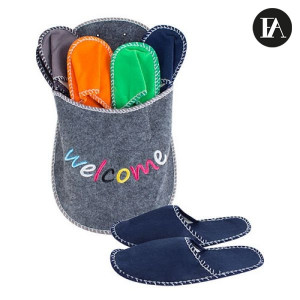Suport cu set de papuci de casa