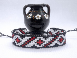 Bratara din margele tesute manual Dar cu dor - motiv traditional geometric negru si rosu