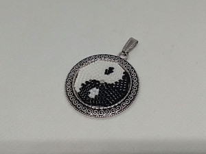 Pandantiv cu margele cusute manual yin - yang alb negru