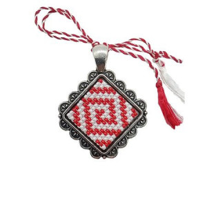 Pandantiv-martisor romb cusut manual cu margele spirala rosu si alb