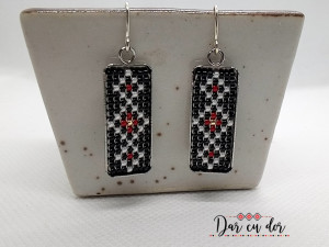 Cercei inox cu margele cusute manual - motiv traditional negru si rosu