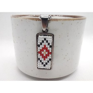 Pandantiv din inox cu margele cusute manual Dar cu dor - motiv traditional romburi rosu alb negru