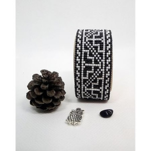 Bratara lata tesuta manual din margele foarte marunte - motiv traditional negru cu alb