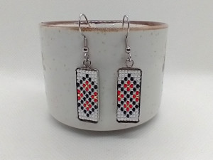 Cercei inox cu margele cusute manual - motiv traditional romburi ingemanate rosu alb negru