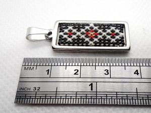 Pandantiv din inox cu margele tesute manual - motiv traditional negru si rosu