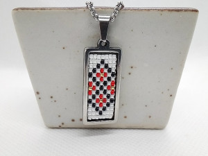 Pandantiv din inox cu margele tesute manual - motiv traditional romburi ingemanate rosu alb negru
