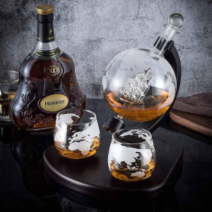 Set complet whisky Decantor Deluxe Glob Pamantesc si doua pahare, cu tavita de servire