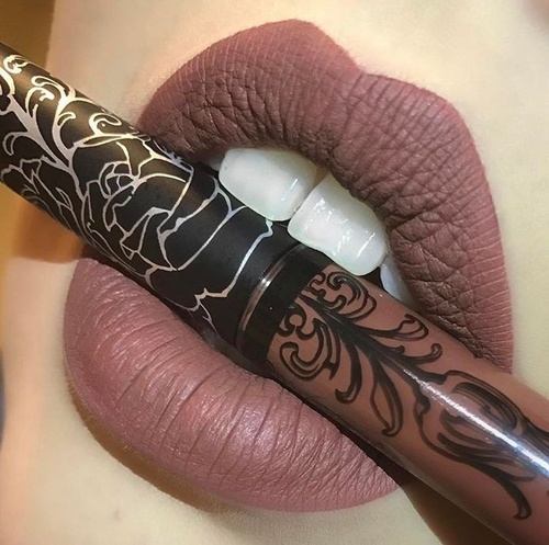 Ruj rezistent Kat Von D Nuanta Hawkwind