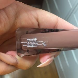 Ruj de buze lichid Too Faced Melted Latex Nuanta Strange Love