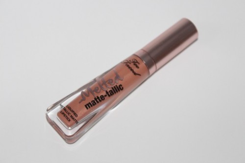 Ruj de buze lichid Too Faced Melted Matte-tallic Nuanta Pillow Talk