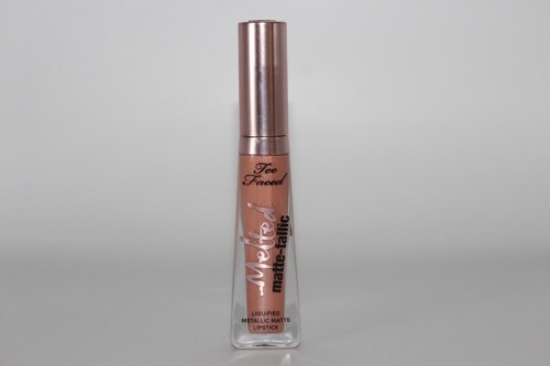 Ruj de buze lichid Too Faced Melted Matte-tallic Nuanta Pillow Talk