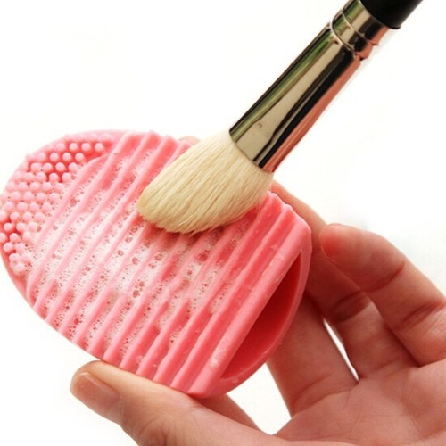 Brush Egg - Accesoriu din silicon pentru curatarea pensulelor de machiaj