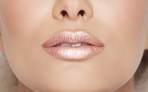 Ruj de buze lichid Too Faced Melted Matte-tallic Nuanta Pillow Talk