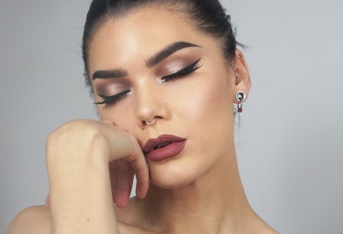 Ruj rezistent Kat Von D Nuanta Hawkwind