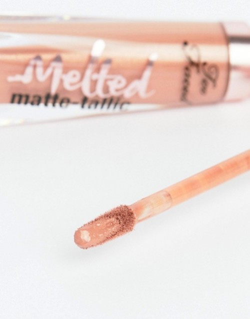 Ruj de buze lichid Too Faced Melted Matte-tallic Nuanta Pillow Talk