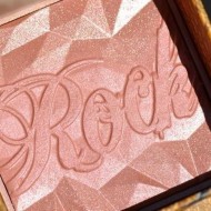 Fard de obraz iluminator Benefit Rockateur Blush